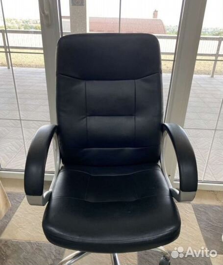Кожаное офисное кресло