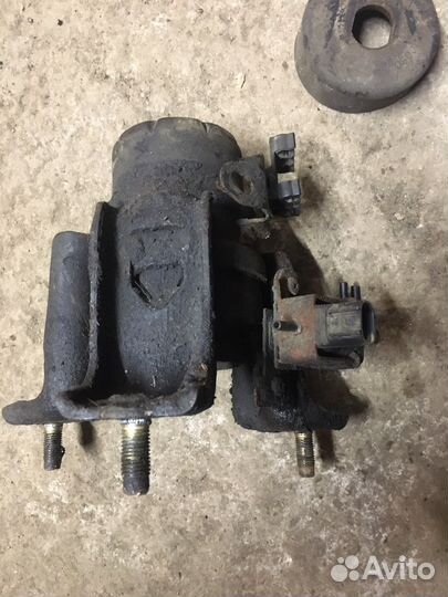 Опора двигателя передняя toyota