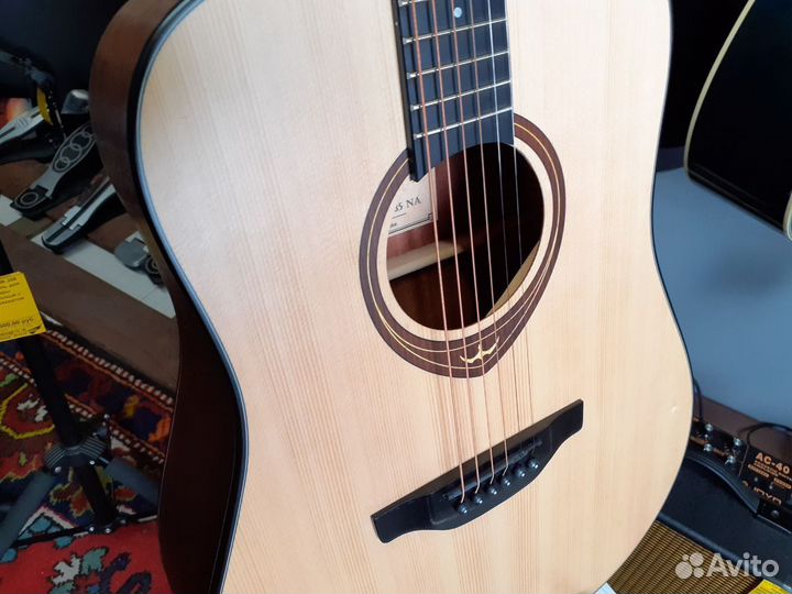 Акустическая гитара дредноут