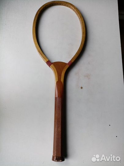 Старинная теннисная ракетка 