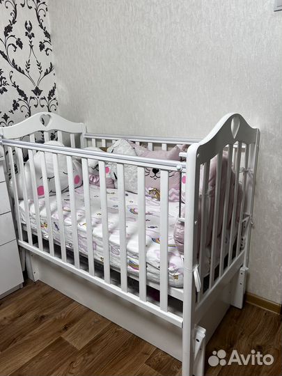 Детская кроватка с маятником