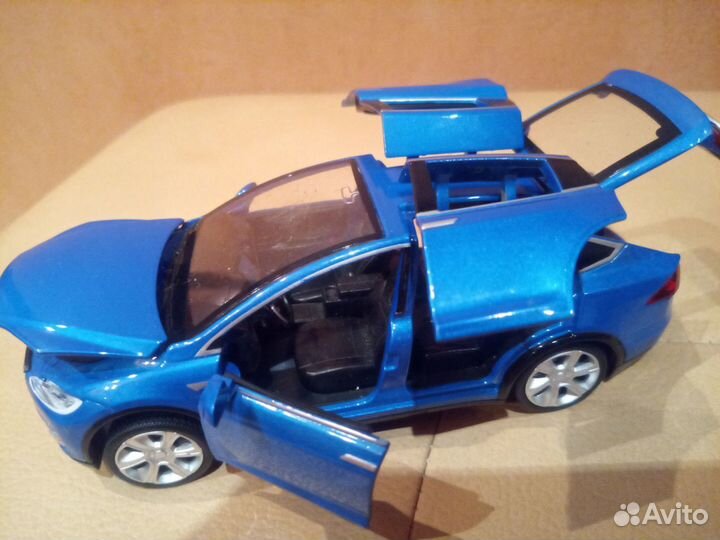 Машинка моделька Tesla (светятся фары и звук)