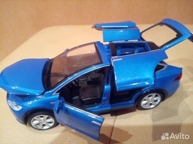 Машинка моделька Tesla (светятся фары и звук)