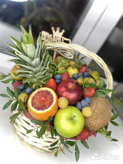 Корзина из экзотических фруктов