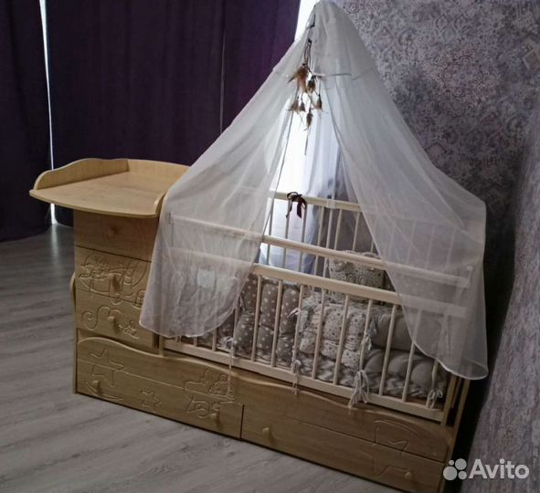 Детская кроватка с маятником