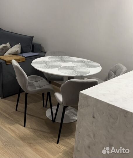 Круглый стол и стулья