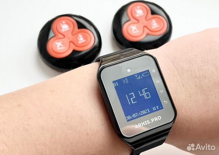 Кнопка вызова официанта с часами для кафе, баров