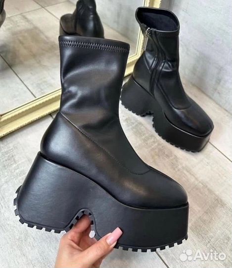 Ботильоны зимние на платформе в стиле Naked Wolfe