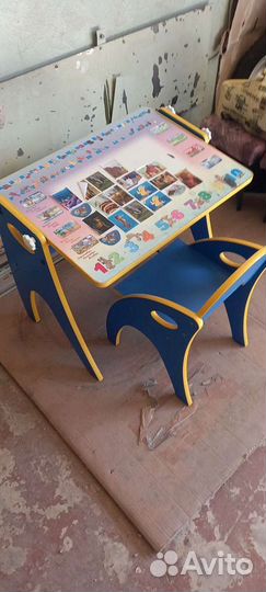 Детский письменный стол и стул
