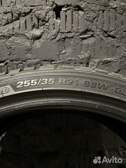 Kumho WinterCraft WP72 255/35 R21 98W