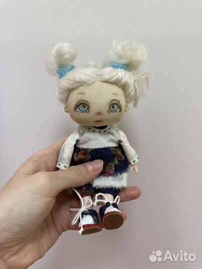 Кукла ручной работы с одеждой