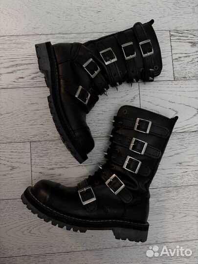 Кожаные сапоги с шипами
