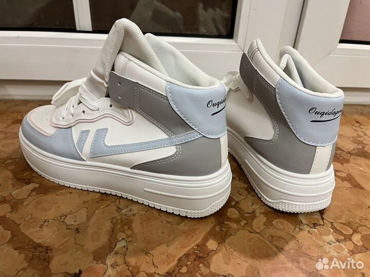 Кроссовки женские