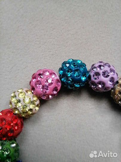 Браслет из 9 разноцветных бусин