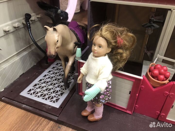 Ферма на лошадях с куклой