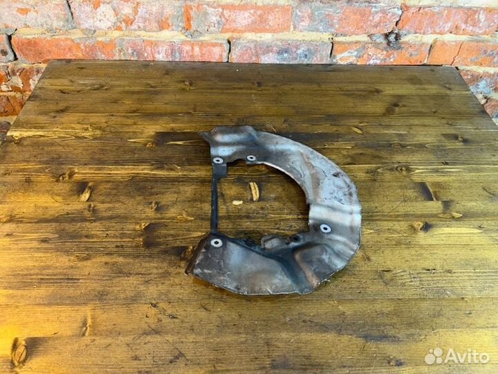 Пыльник кожух тормозного диска передний правый Bmw