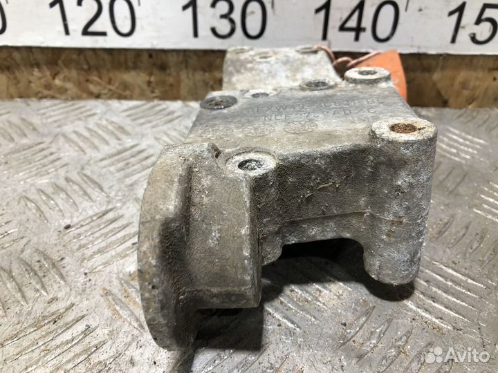 Кронштейн компрессора кондиционера Jaguar S-type 1