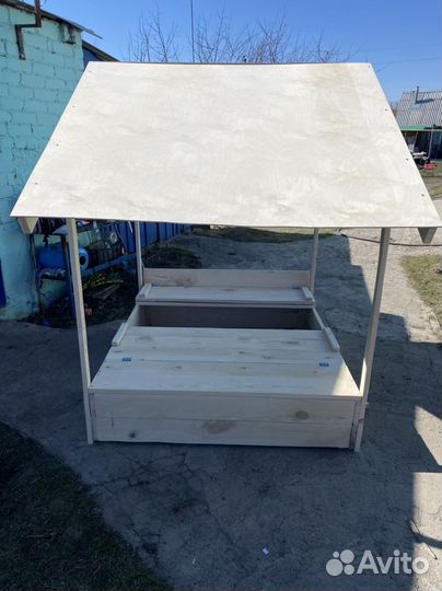 Песочница с крышей