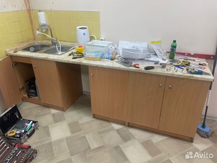 Кухонный гарнитур (со столешницей и мойкой)