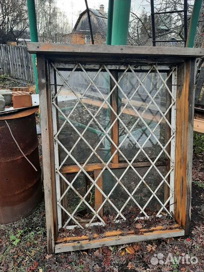 Окно деревянное с решёткой