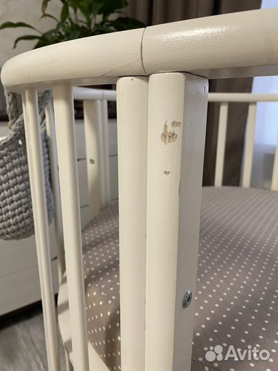 Детская кроватка с маятником