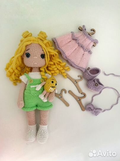 Вязаная кукла ручной работы