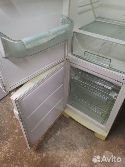 Холодильник Electrolux ERF3700