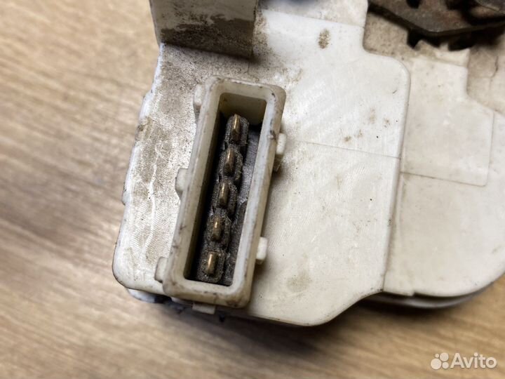 Задний правый замок двери peugeot 307