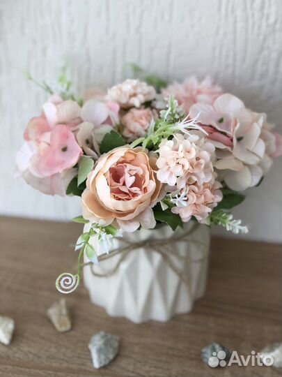 Искусственные цветы в кашпо