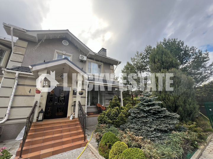 Коттедж 380 м² на участке 9 сот.