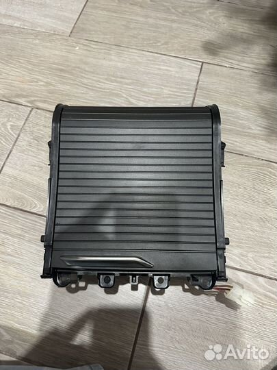 Передний подстаканник и беспроводная зарядка