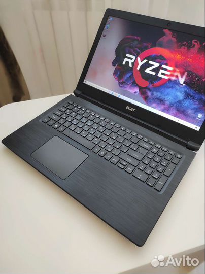 15.6 FullHD/Ryzen 3/SSD256/8GB DDR4/vega3