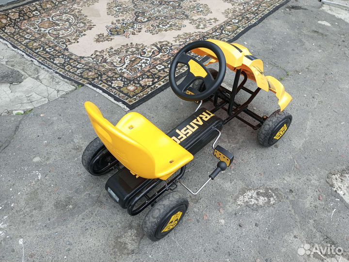 Детский автомобиль на педалях