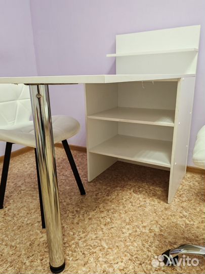 Стол маникюрный и тележка косметологическая