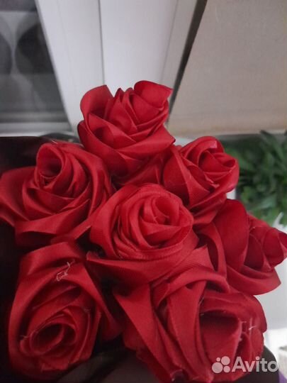 Розы из атласных лент