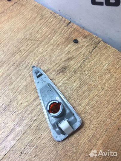 Повторитель на крыло правый Renault Sandero