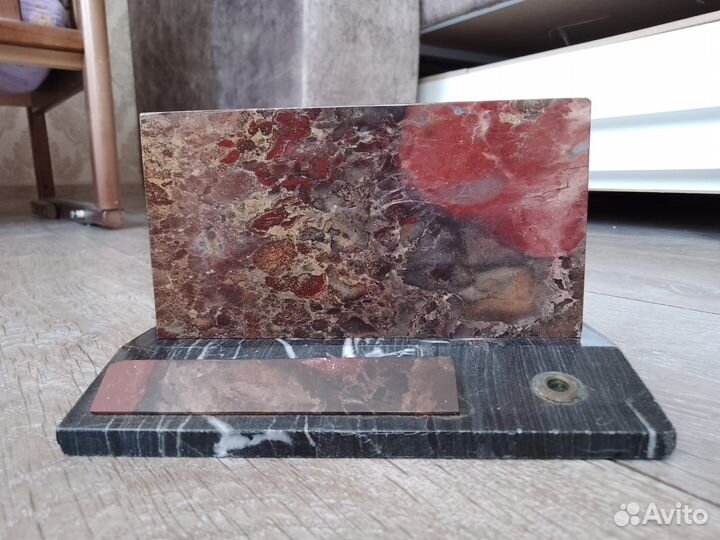 Продается настольный прибор для ручек из яшмы