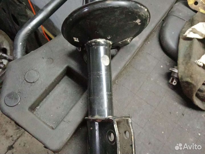 Амортизатор передний Рено Логан Рено сандеро