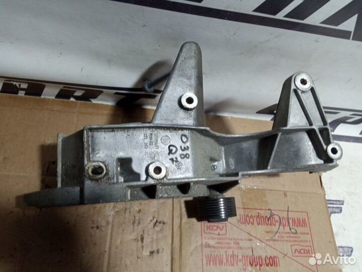 Кронштейн генератора Audi Q7 4L 2009—2015