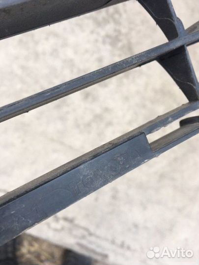 Решетка в бампер правая Toyota Land Cruiser VDJ200