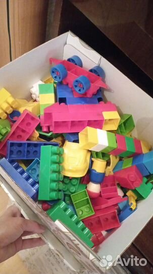 Детские игрушки (кубики, конструктор, машинки)