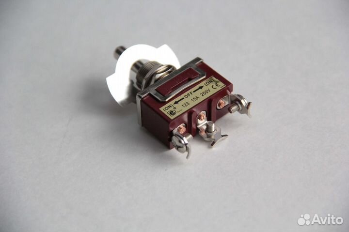 Тумблер трехпозиционный