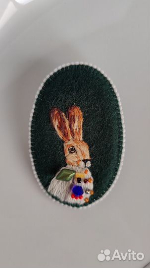 Брошь заяц