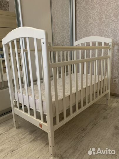 Детская кроватка с маятником