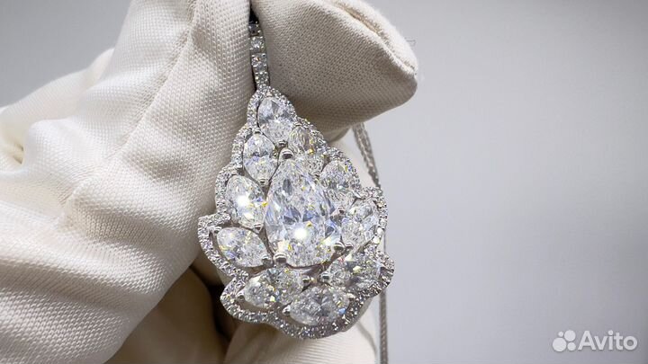 Золотое кулон с бриллиантом 2ct и боковыми грушами