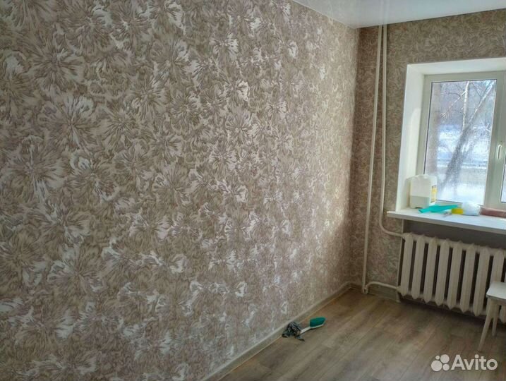 Наклейка обоев