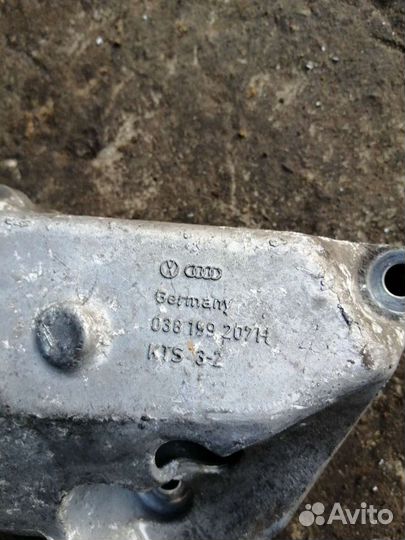 Кронштейн правый Volkswagen Golf, 1.8, AGU