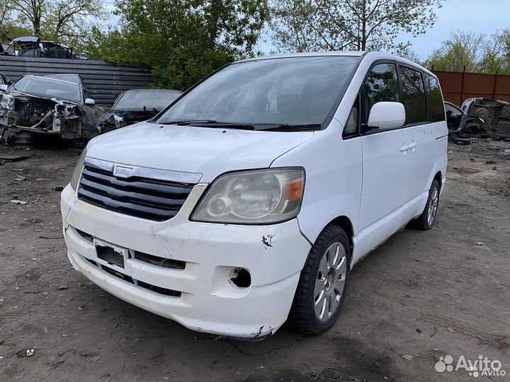 Стекло двери заднее левое Toyota Noah R60