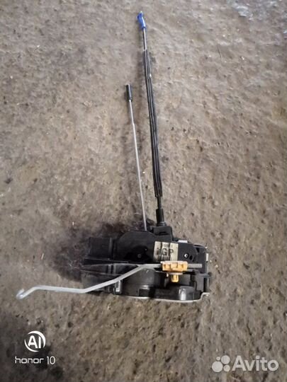 Замок двери передний правый Chevrolet Cruze J300