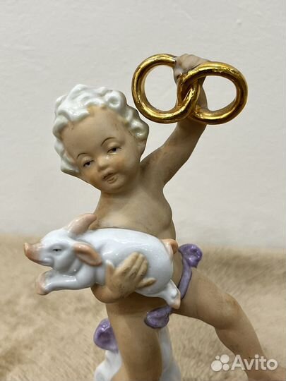 Фарфоровая статуэтка 